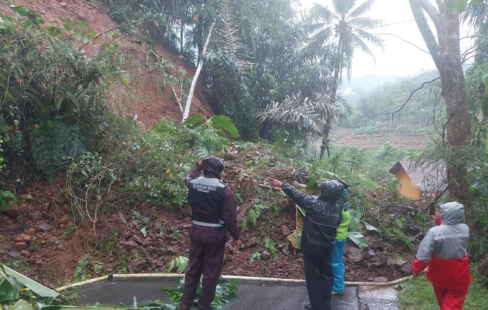 Longsor di Jalan Raya Banjarwangi-Singajaya Sempat Lumpuhkan Jalan Raya